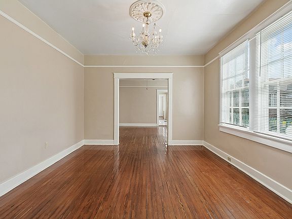 4th image of 4001 Banks St