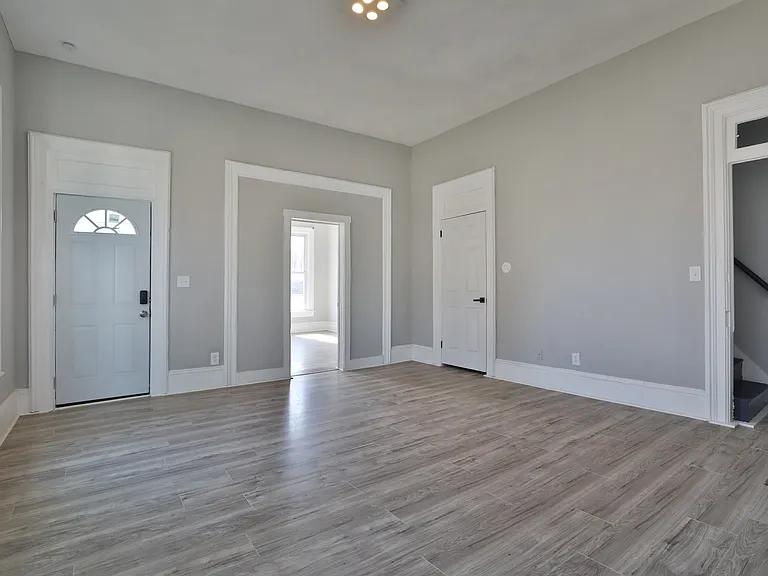 528 W High St — Photo 3