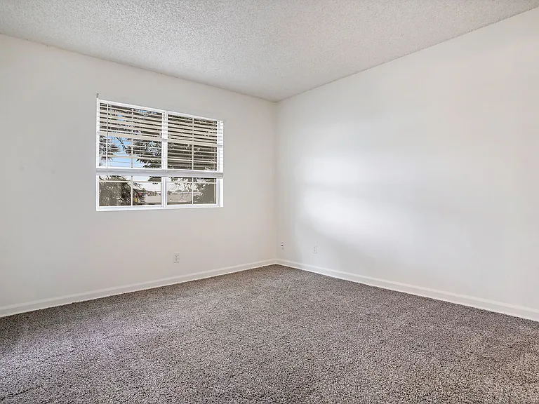 Oakdale Springs Apartments — Photo 17
