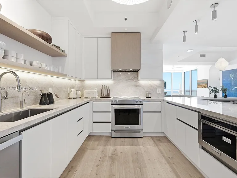100 S Pointe Dr #1807 — Photo 7