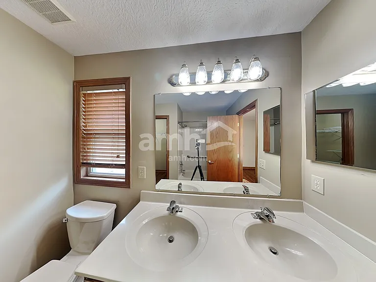 5650 Winsor Woods Dr — Photo 10