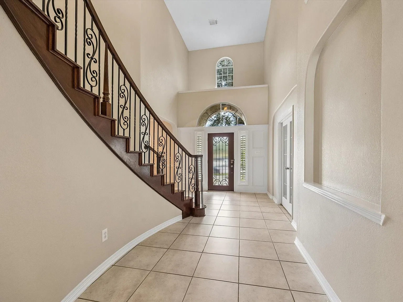 4 bed, 3.5 bath, 3918 sqft, $4,299 — Photo 2