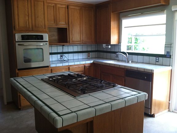 5th image of 1055 Heatherstone Ave