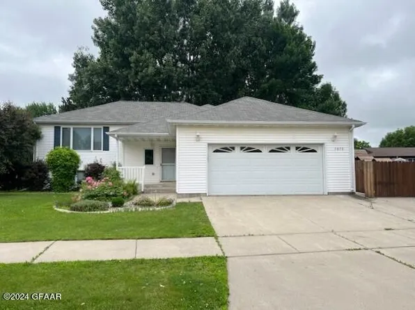 5050 W Elm Ct, Grand Forks, ND 58203