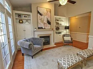 2 bed, 2.5 bath, 2100 sqft, $2,200 — Photo 3