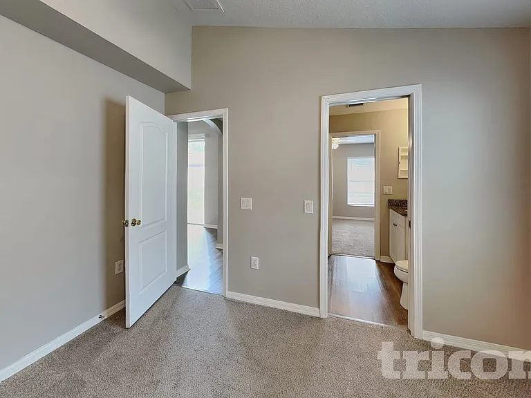 10041 Creek Bluff Dr — Photo 11