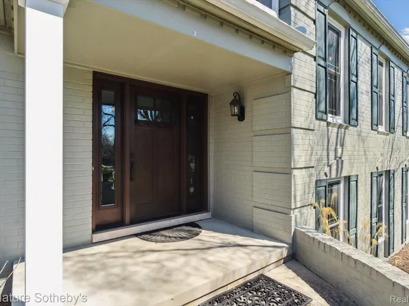 5896 Hunters Gate Dr, Troy, MI 48098