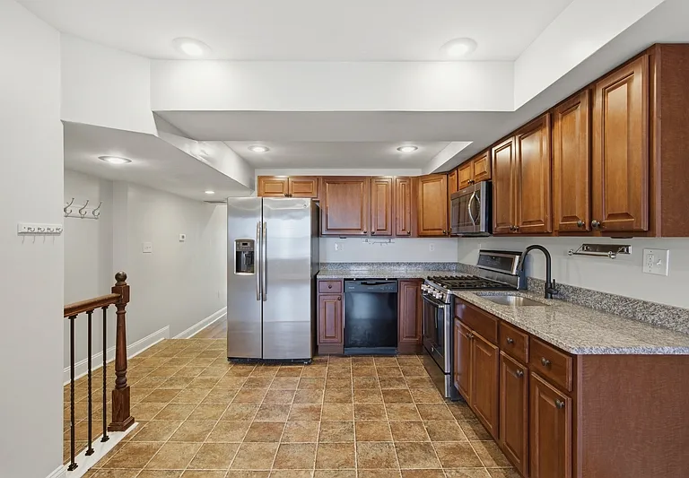 1008 W Cross St #B — Photo 4