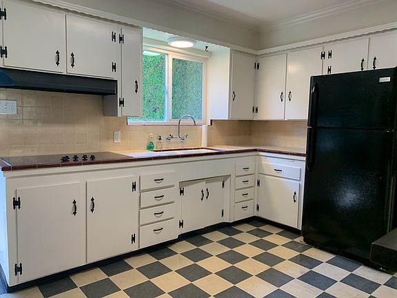 4th image of 40 Mariposa Ave