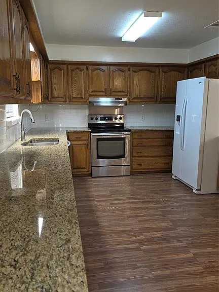 210 E Witt St — Photo 4