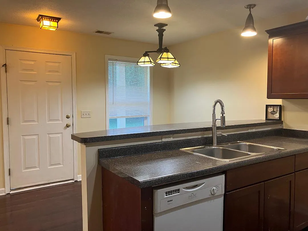3 bed, 1.5 bath, 1315 sqft, $2,100 — Photo 3