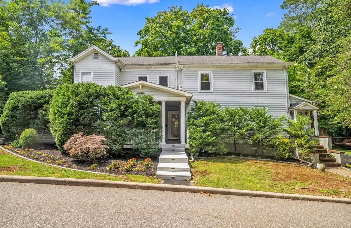 4 bed, 2405 sqft, $7,900 — Photo 1