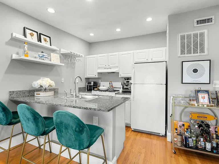 7 Brewster St #3 — Photo 6