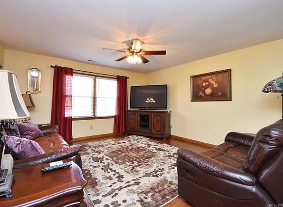 4th image of 421 Holly Cir