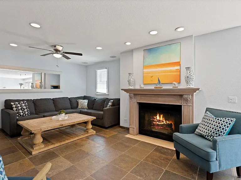 645 Loring St — Photo 13