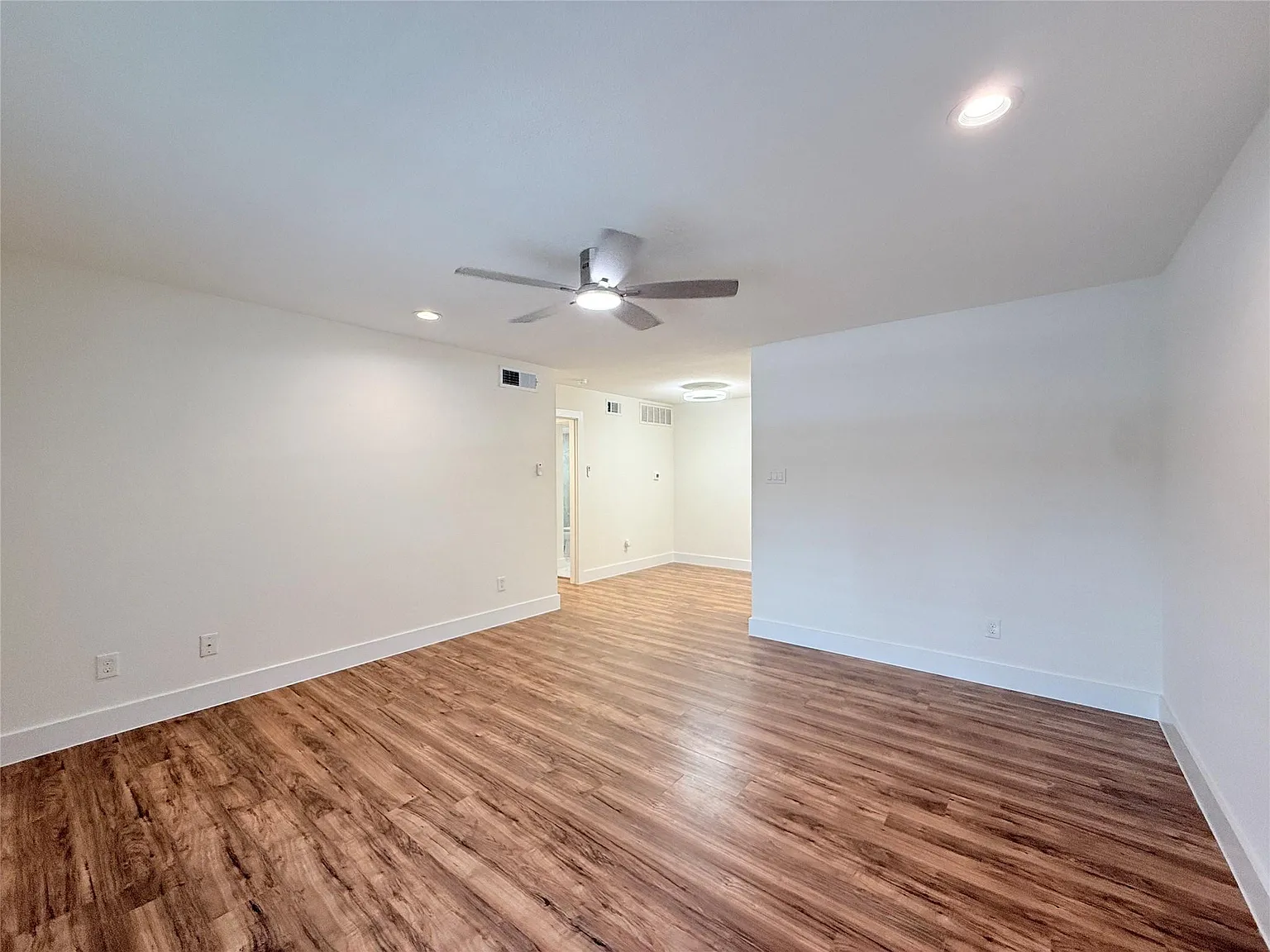 1 bed, 1.0 bath, 678 sqft, $1,350 — Photo 3