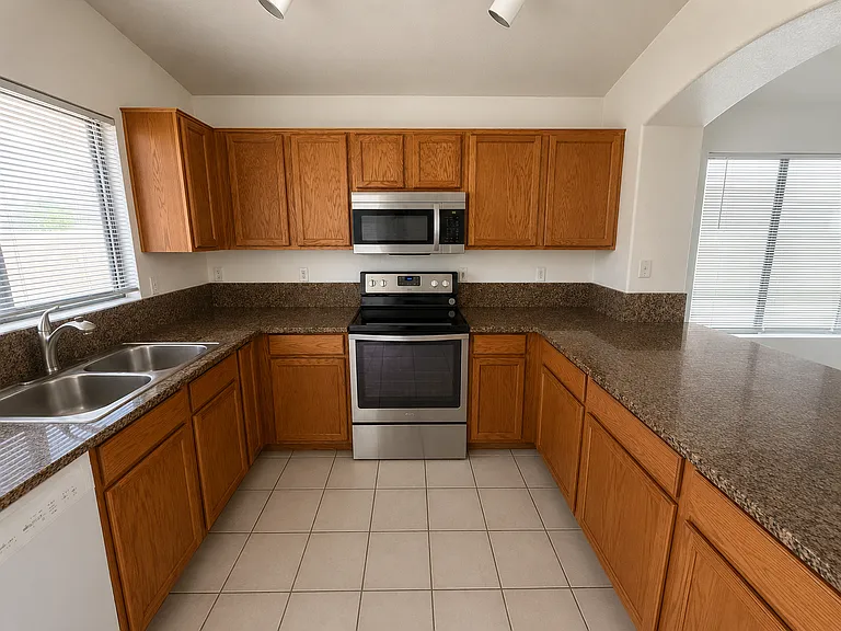 3235 E Hononegh Dr — Photo 4
