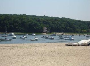 129 Fleets Cove Rd, Huntington, NY 11743