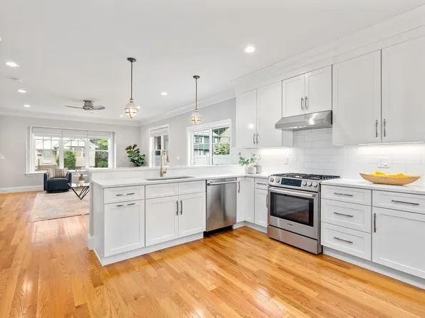 33 Riverside St #33, Needham Heights, MA 02494