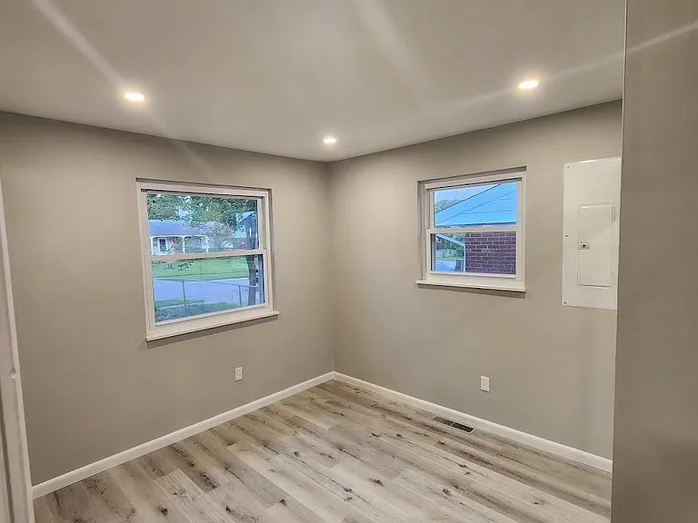 10913 Maplehill Dr — Photo 13