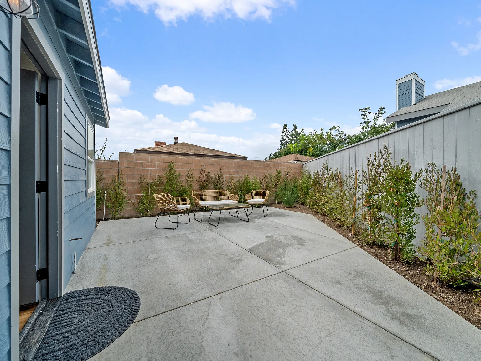 3 bed, 803 sqft, $3,700 — Photo 2