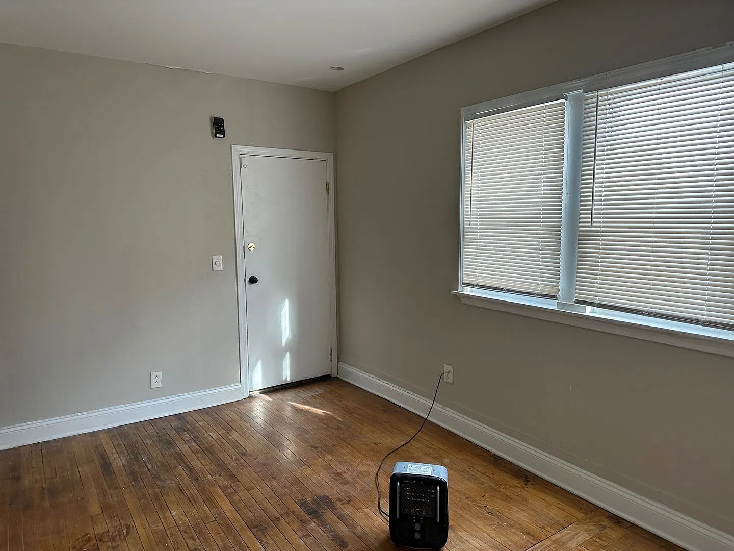 42 Henrietta- updated 2 bedroom 1 bath - close to Strong, URMC, U of R, RIT — Photo 3