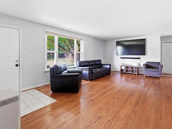 3rd image of 3260 Green Meadows Dr
