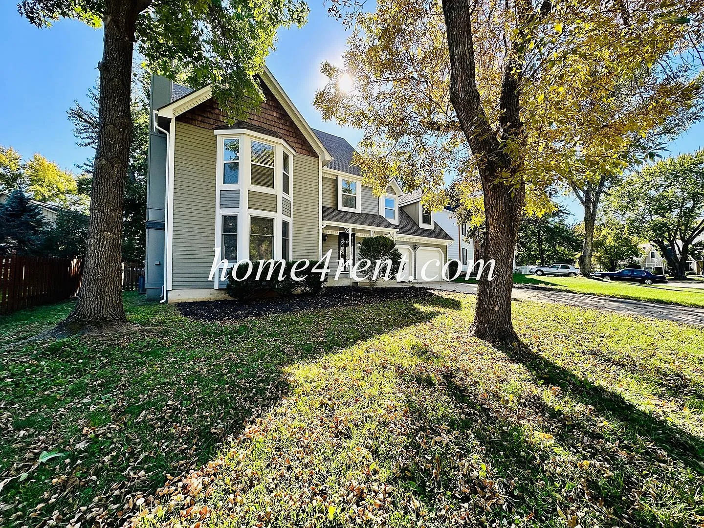 Fantastic Lenexa Home w/ Updated Kitchen, Wood Floors, Spacious Bedrooms, Finished Basement and a... — Photo 2