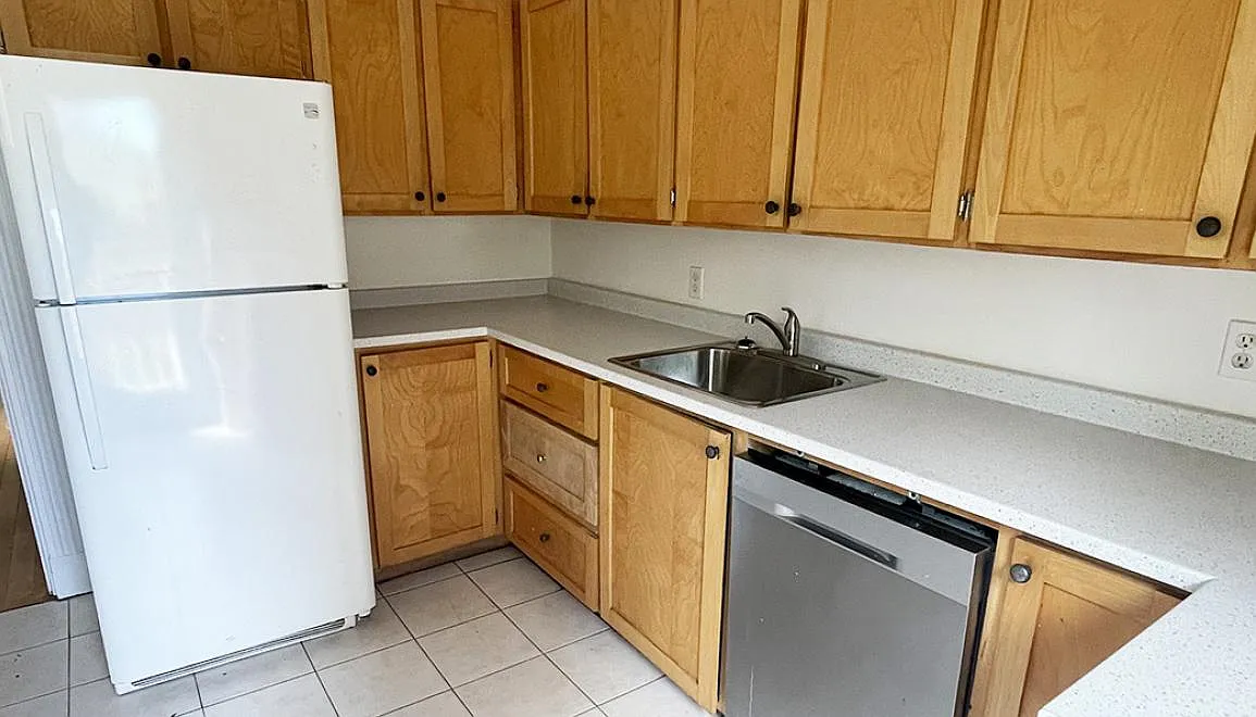 1477 Carlton Street — Photo 2