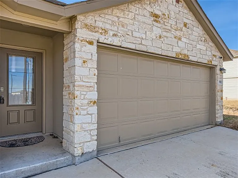 9811 Bratten Rise — Photo 3