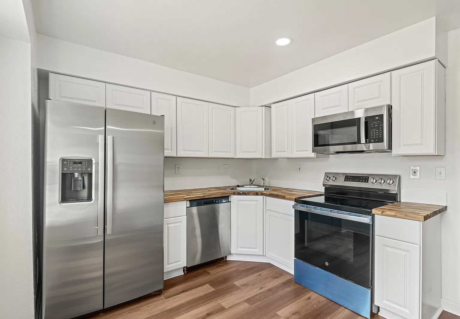 3 bed, 2.5 bath, 1242 sqft, $2,300 — Photo 4