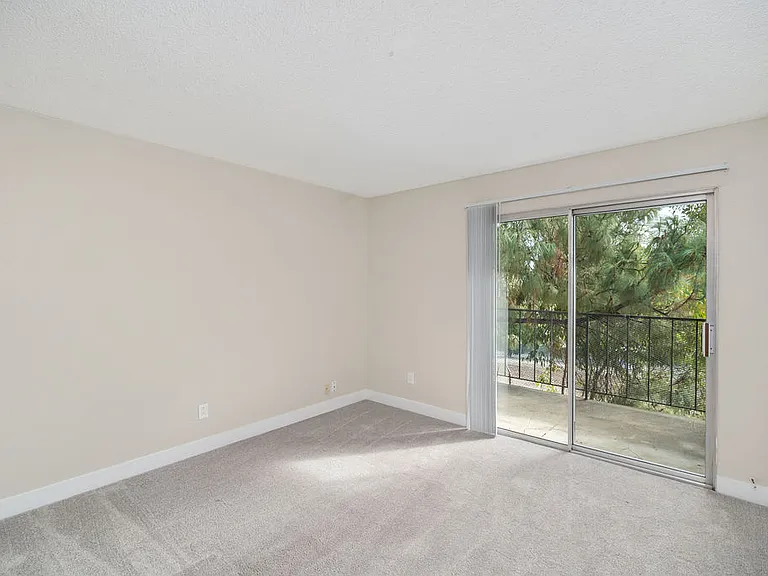 Lynwood Knolls — Photo 39