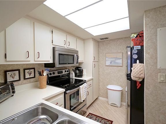 3rd image of 13268 Whitehaven Ln APT 105