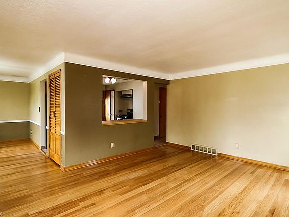 4th image of 7619 Chestnut Hills Dr