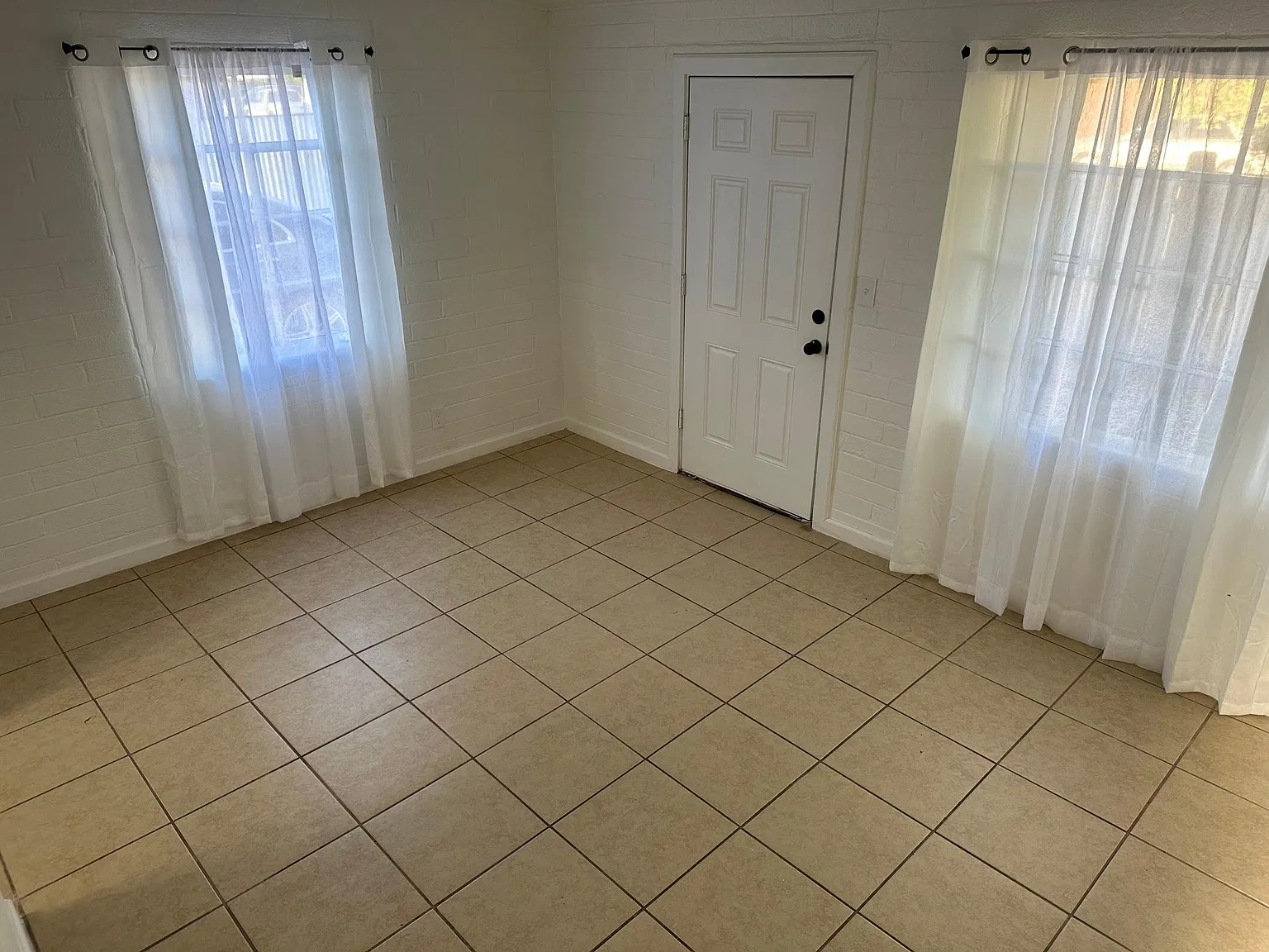 4413 E Fairmount St — Photo 4
