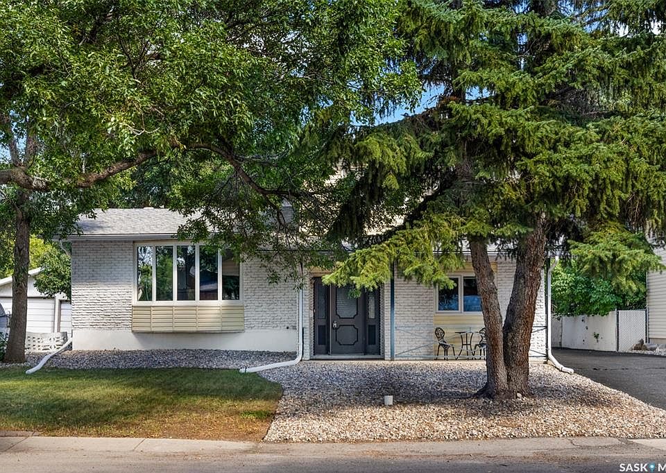 1st image of 305 Hanley CRESCENT