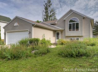 105 Rollingrock Dr, Rockford, MI