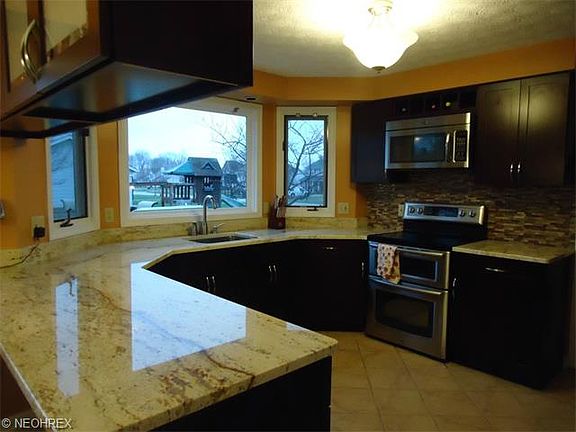 3rd image of 907 Fieldstone Dr