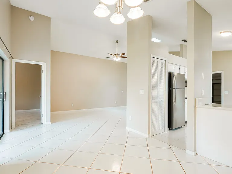 1011 Manigan Ave — Photo 6