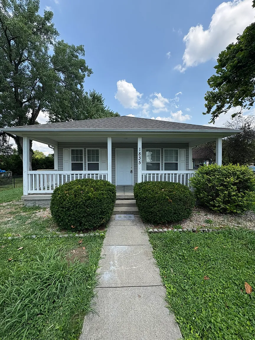 1835 Carpenter Cir photo 1