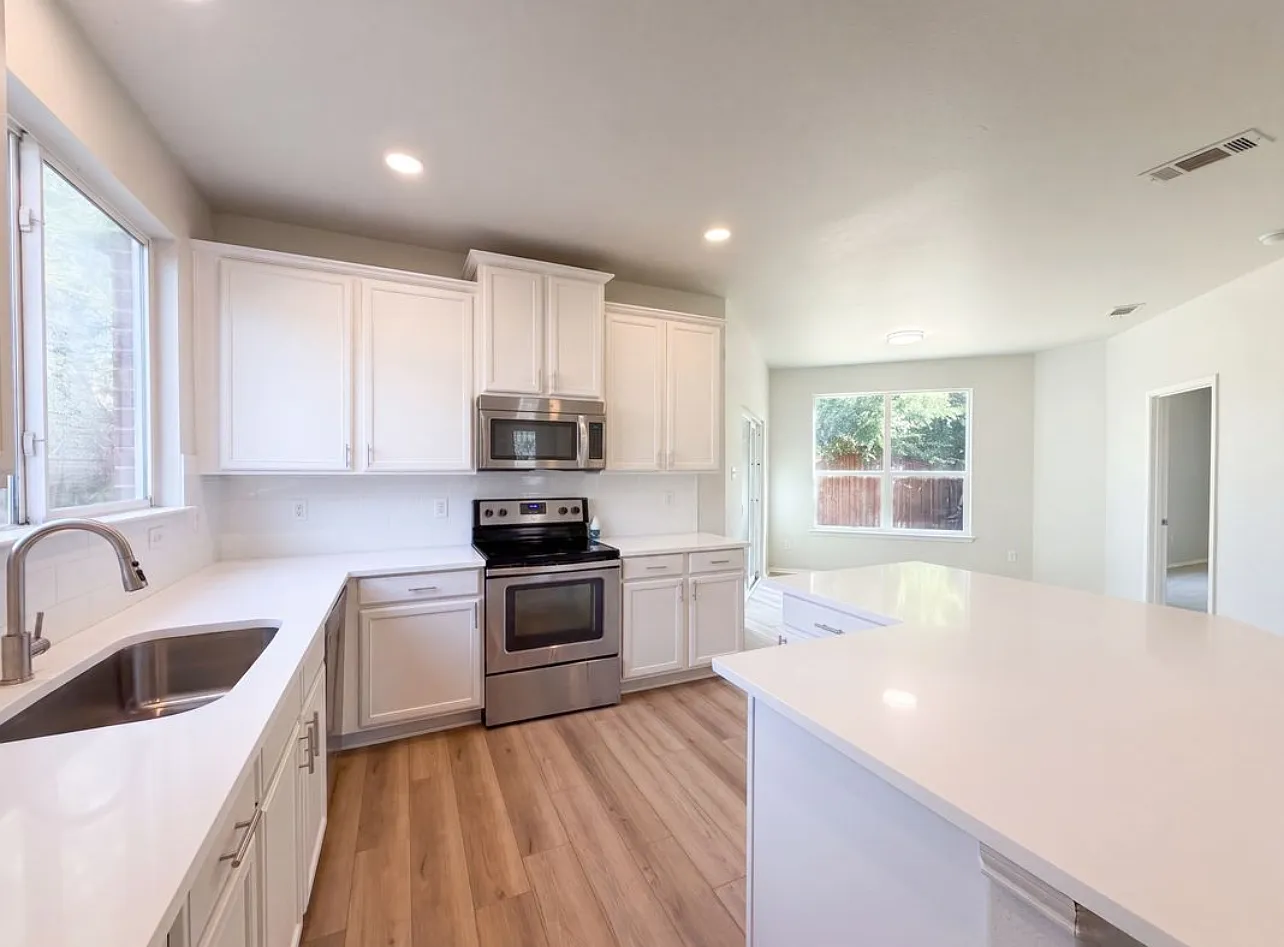 3 bed, 2460 sqft, $2,550 — Photo 2