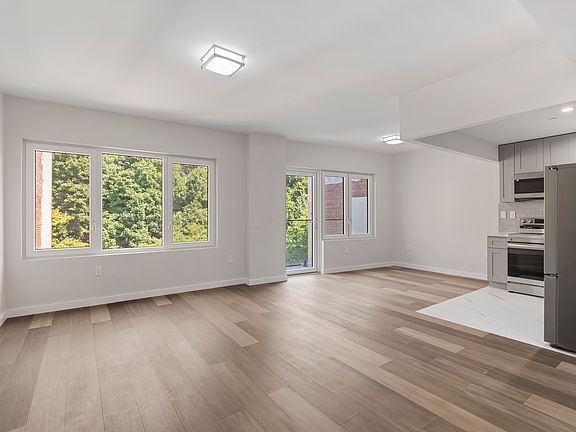 4th image of 112 Seaman Ave #2C