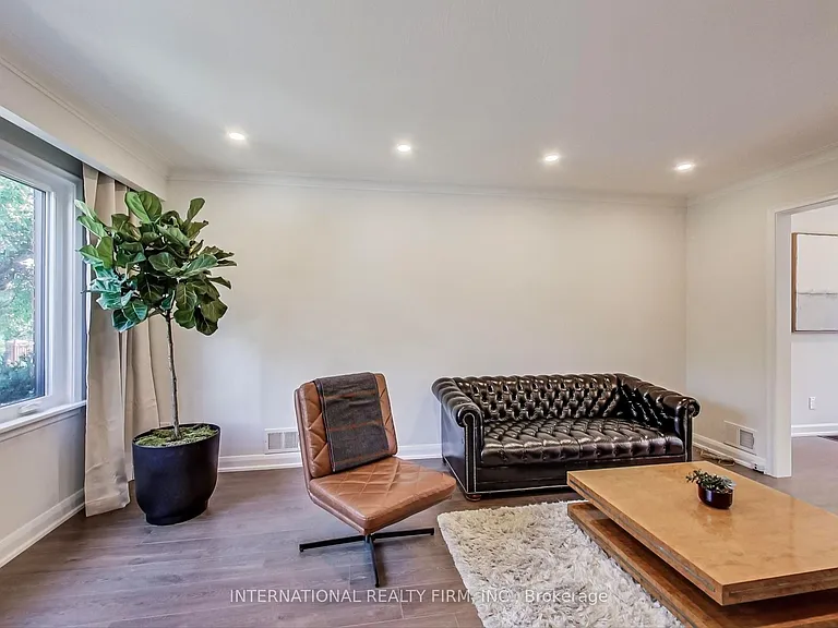 1097 Glengrove Ave — Photo 4