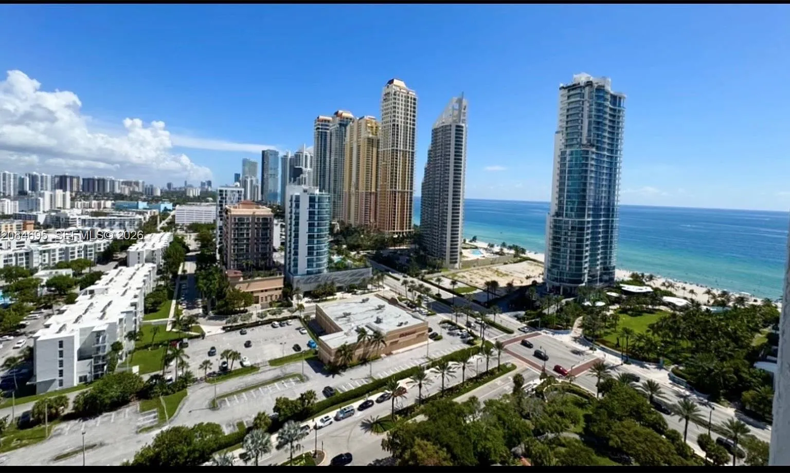 Winston Towers 600 Condo — Photo 3