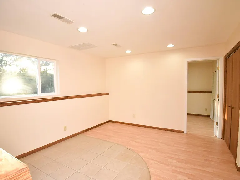 2501 Thomas Ct — Photo 4