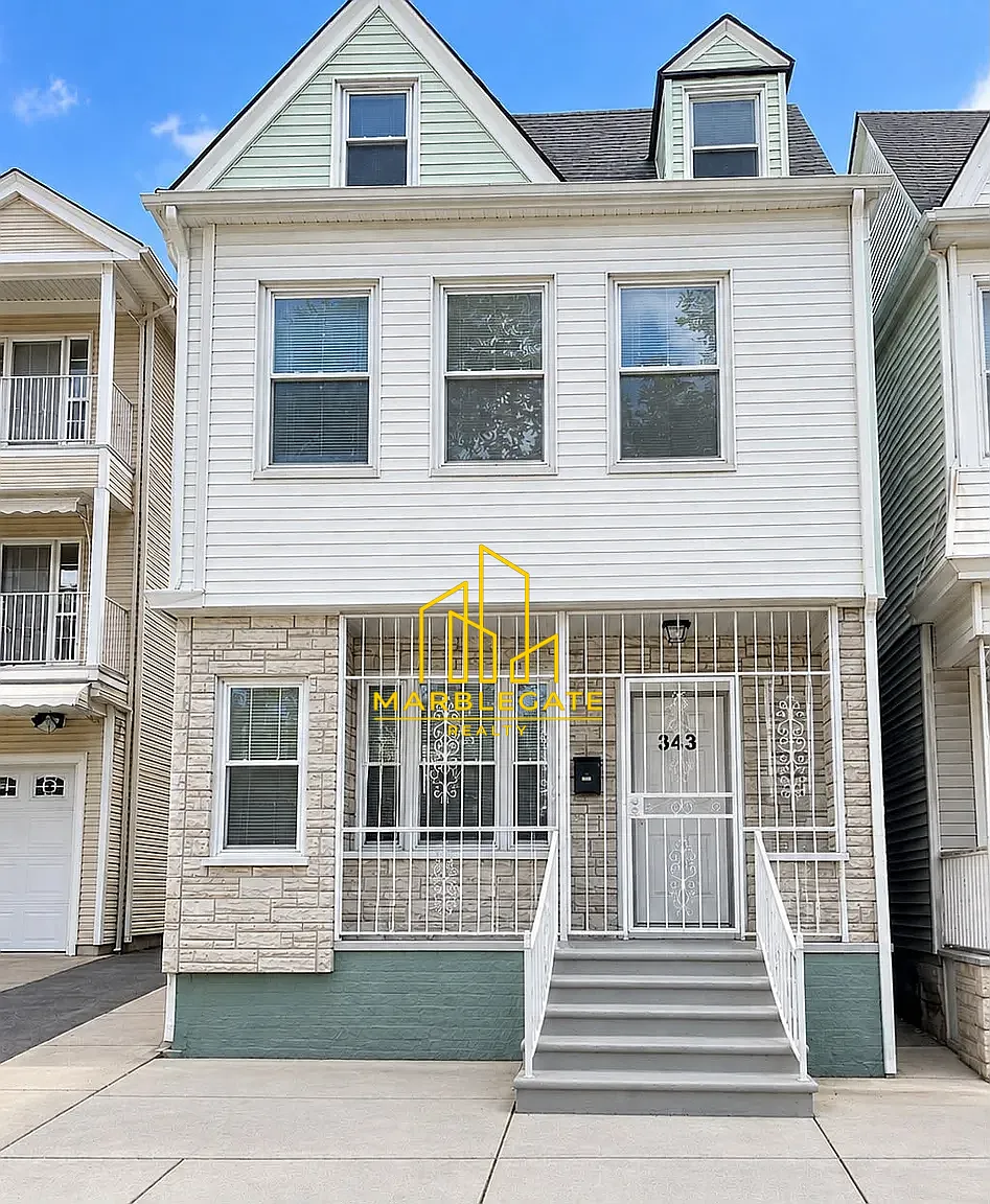 4 bed, $2,450 — Photo 1