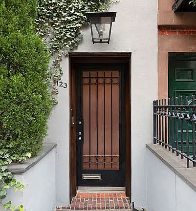 2nd image of 123 E 91st St