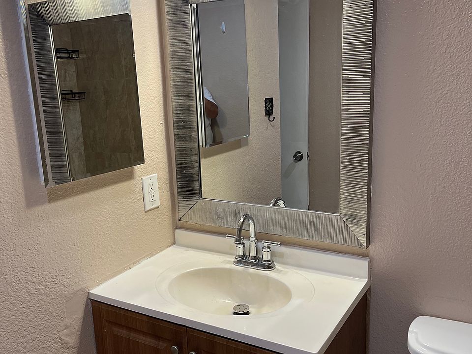 1st image of 526 Oak St APT 8