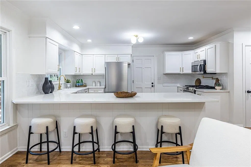 3 bed, 2.0 bath, 2254 sqft, $4,000 — Photo 2