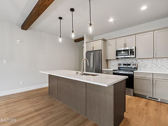 5th image of 215 Circle Dr #10